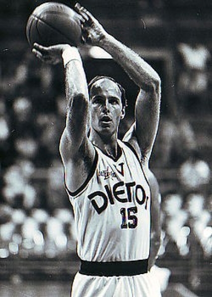 Silvester con la maglia della Virtus Bologna al tiro